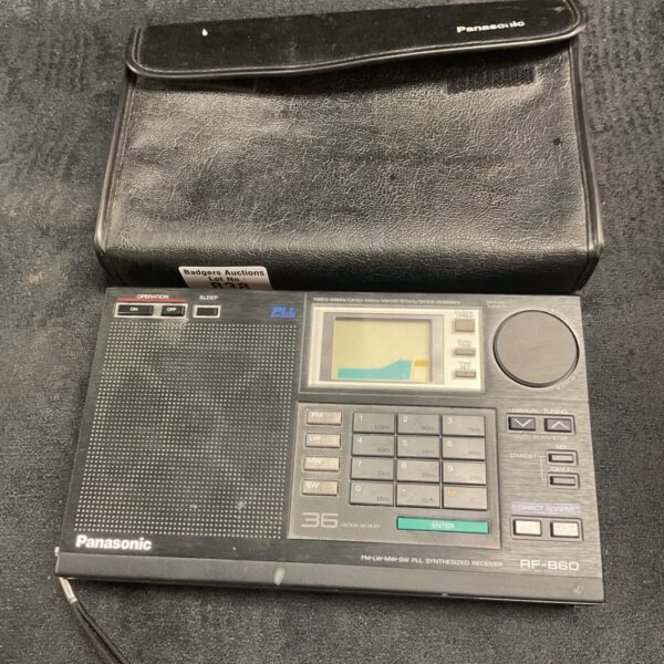 Vintage Panasonic RF-660 portable radio with tuning dial.