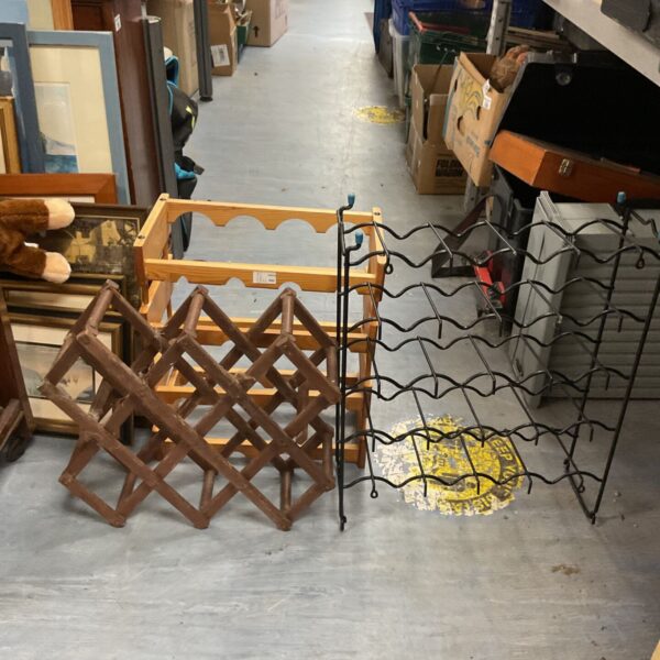 Wooden pine wine rack, HOMCOM 16-bottle model for wine storage.
