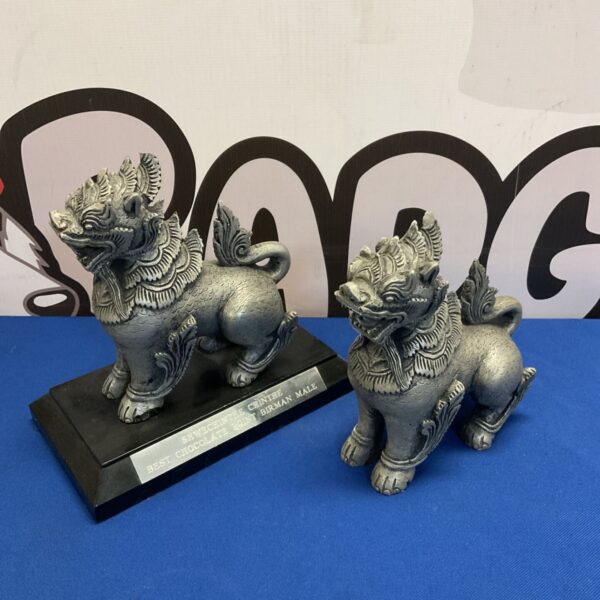 Pair of resin foo dog ornaments, Chinese guardian lions for home decor.