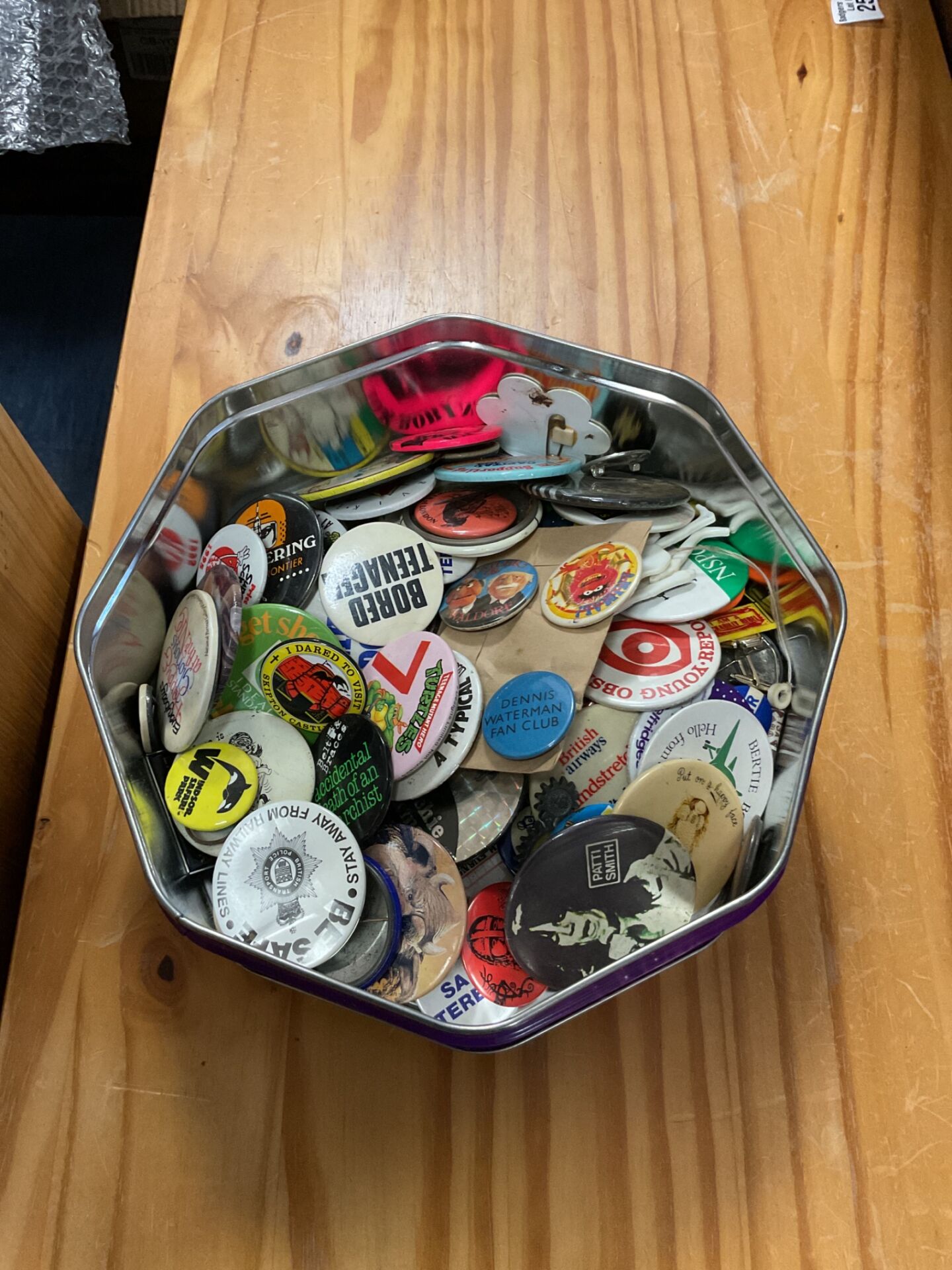 394 Tin of retro pin badges