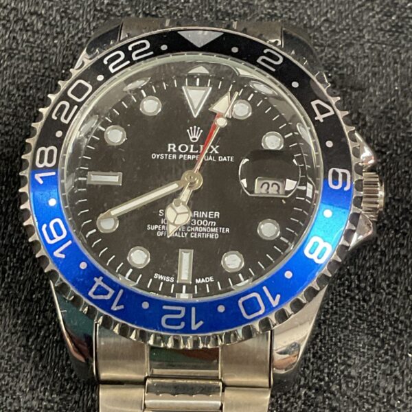 Rolex style Submariner quartz wristwatch with black bezel.