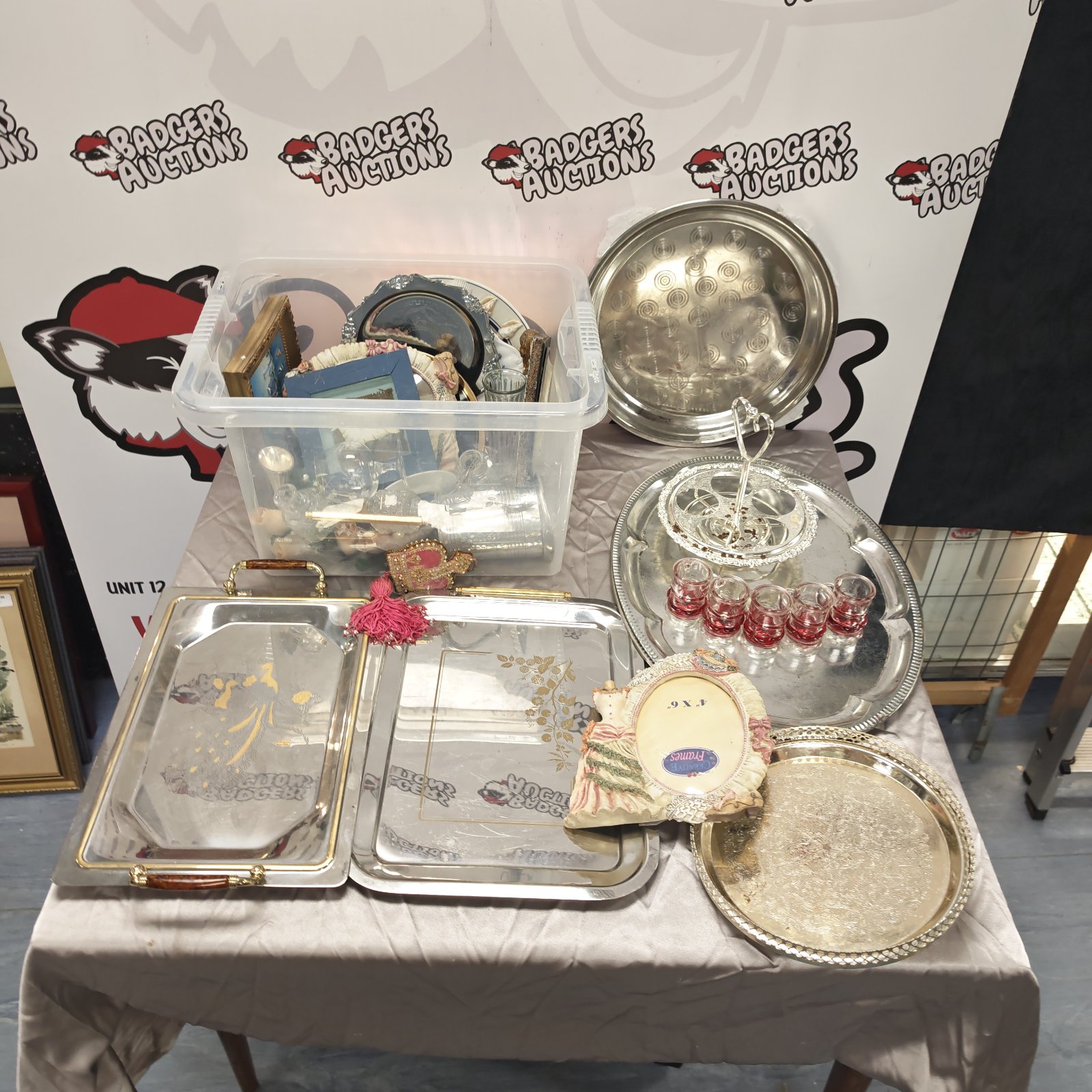 Mixed lot of vintage serving trays and picture frames for collectors.