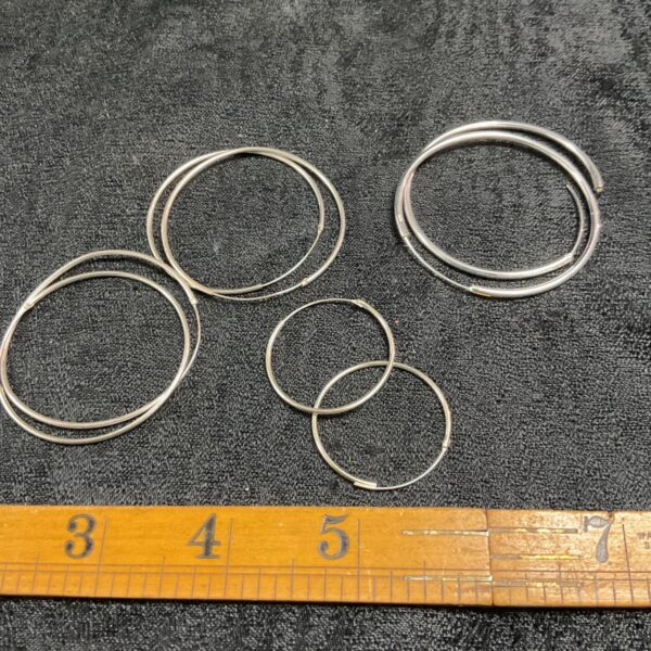 Four pairs of 925 silver hoop earrings presented as a lot.