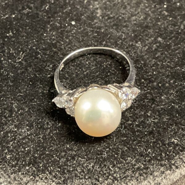 Silver ring with natural pearl and zirconia stones.