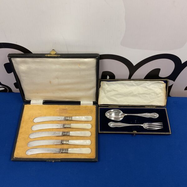 Vintage silver plate butter knife set in velvet case.