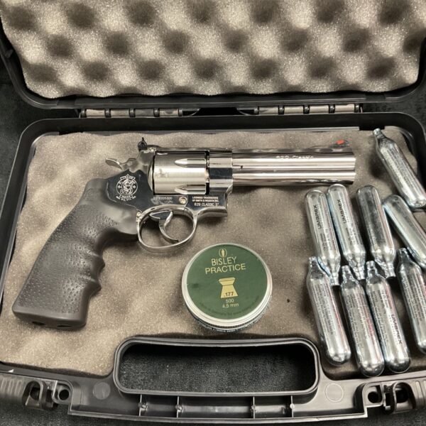 Smith and Wesson 629 airgun with case, pellets, and CO2 cartridges.