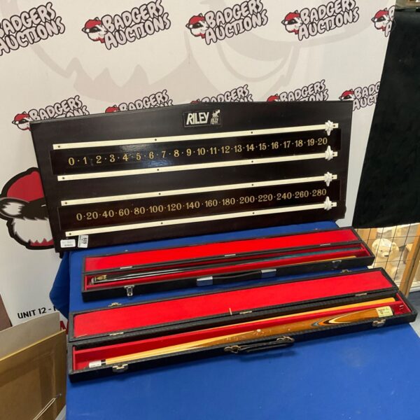 Snooker cues and scoreboard lot including Halex John Pullman and Riley.
