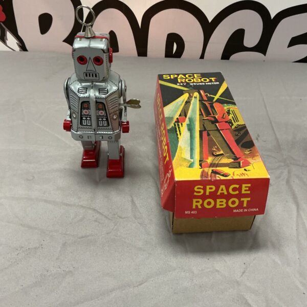 Vintage tin plate space robot, model MS-403, made in China.