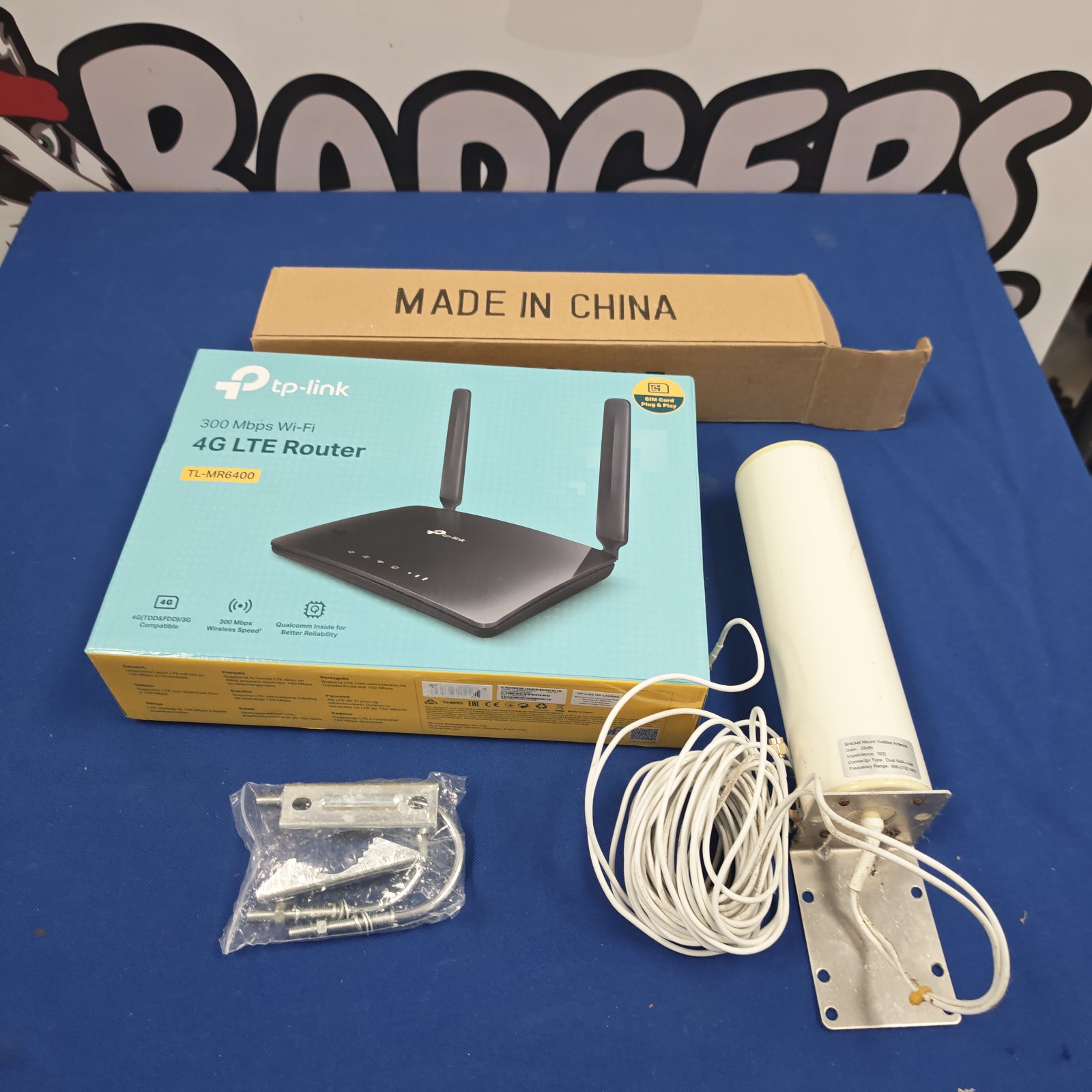 TP-Link TL-MR600 4G LTE router with antenna bracket.