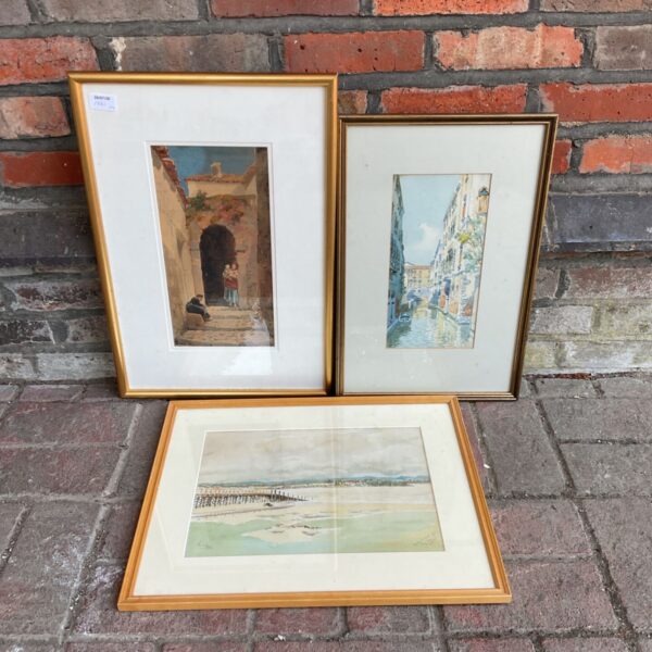 Watercolour painting of a Venice canal scene with gondolas.