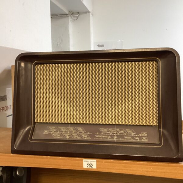 Vintage bakelite tabletop radio with tuning dial.