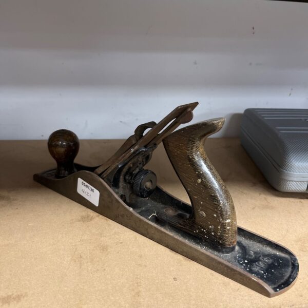 Vintage No. 4 carpenter's plane with wooden handle and cast iron body.