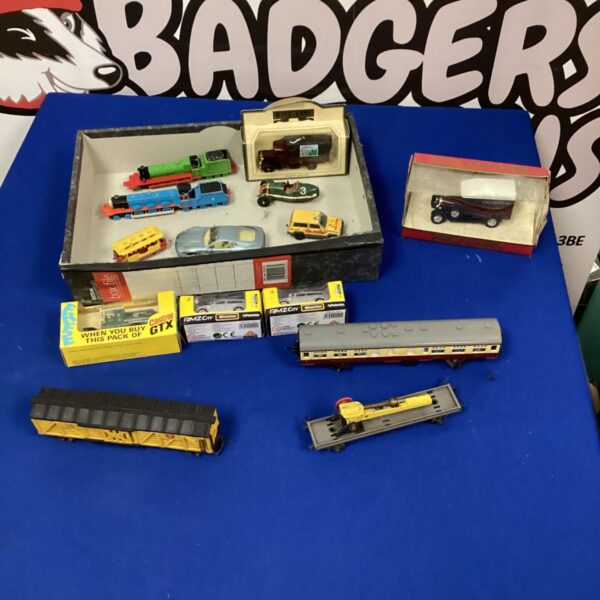 Vintage diecast car lot including Matchbox and Lesney vehicles.