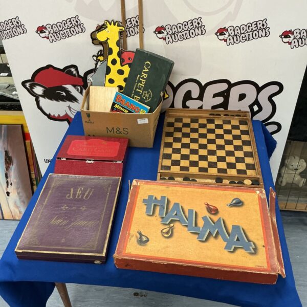 Vintage games lot including Halma, chequers, and a Beano comic.