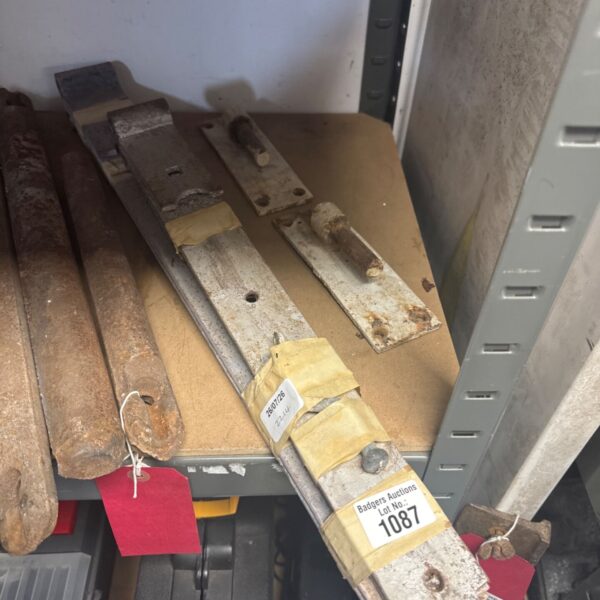 Vintage gate hinges and brackets in a mixed lot.