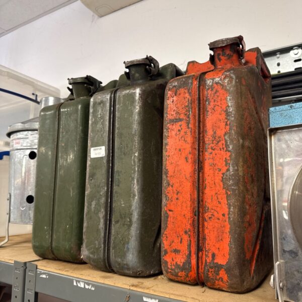 Lot of three vintage 20L metal jerry cans in green.