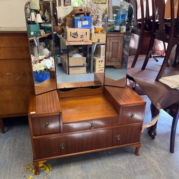Vintage mahogany dressing table with triple mirror in good condition.