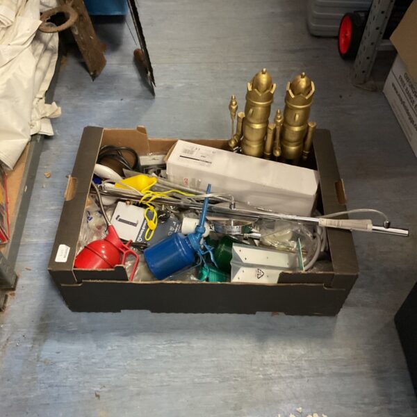 Vintage mixed lot including light kit, oil cans and gold nutcrackers.