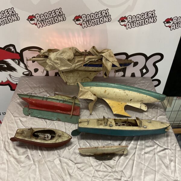 Lot of five vintage model boats, including tin examples.
