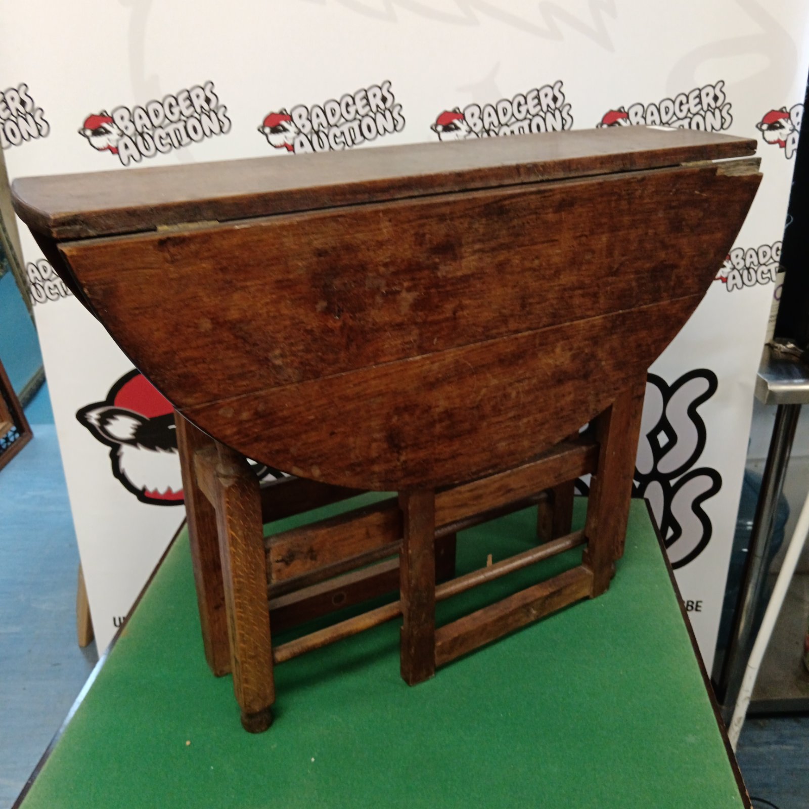 Small vintage oak gate leg table with leaves.