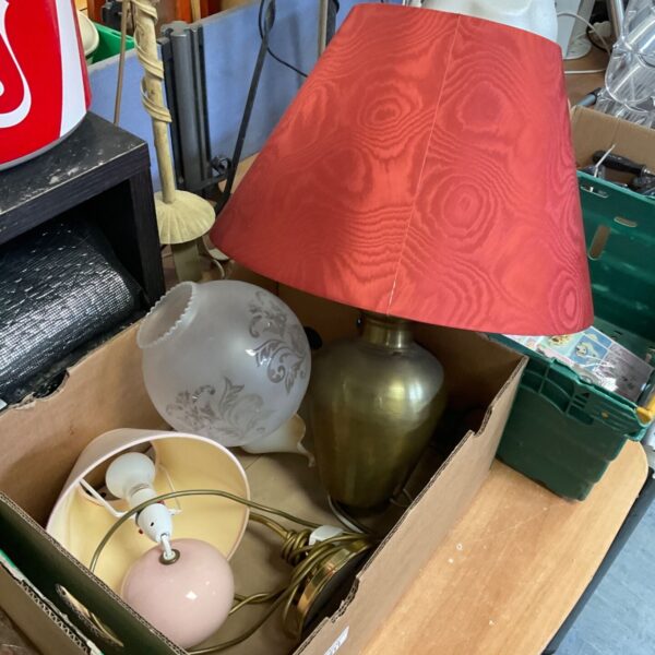 Vintage table lamps with colourful shades in a mixed lot.