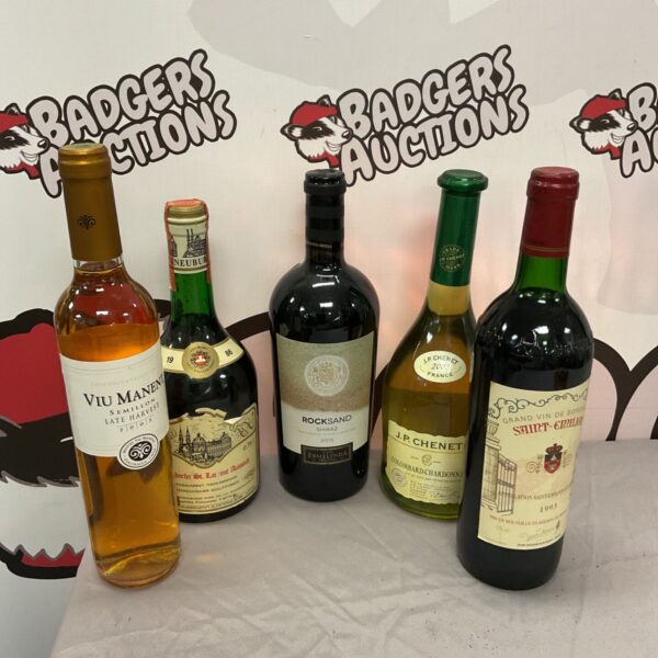 Collection of wine and alcohol bottles including Viu Manent and JP Chenet.