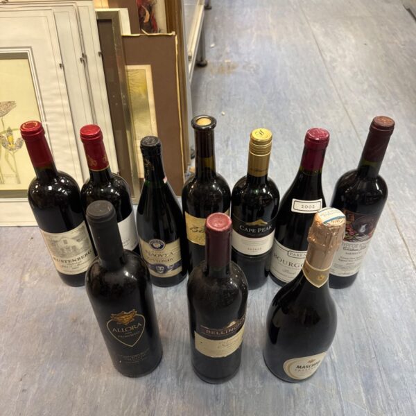 Mixed lot of wine and prosecco bottles from house clearance.