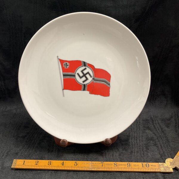 WW2 German Reichskreigsflagge plate by Heeres Unterkunft, detailed view.