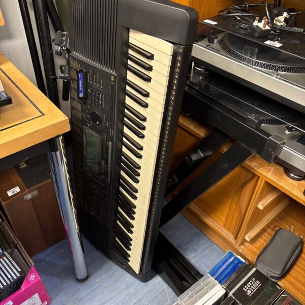 Yamaha PSR-520 electronic keyboard with stand and charger.