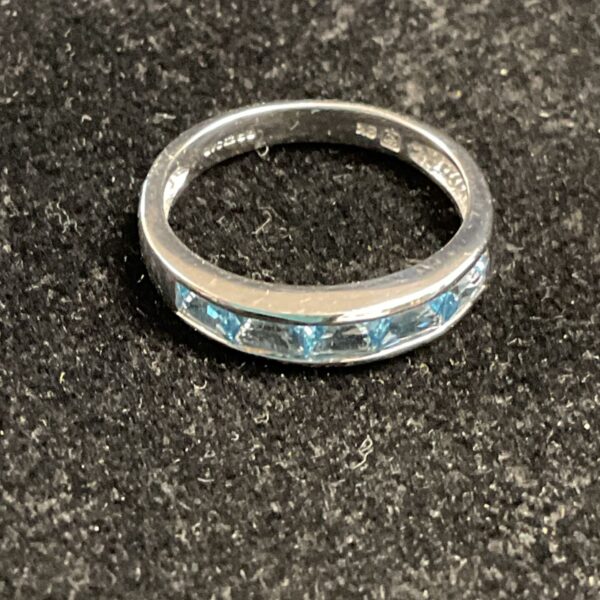 Elegant 9ct white gold ring with four topaz coloured stones.