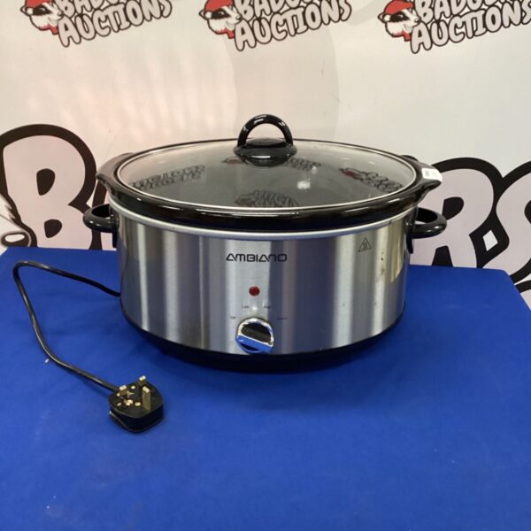 Ambiano 6.5L slow cooker with lid, front view.