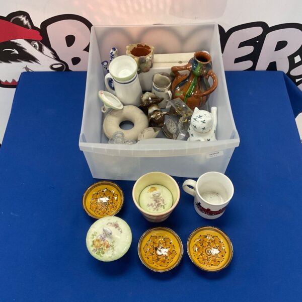 Assorted vintage ceramics lot with mugs, bowls and a vase.