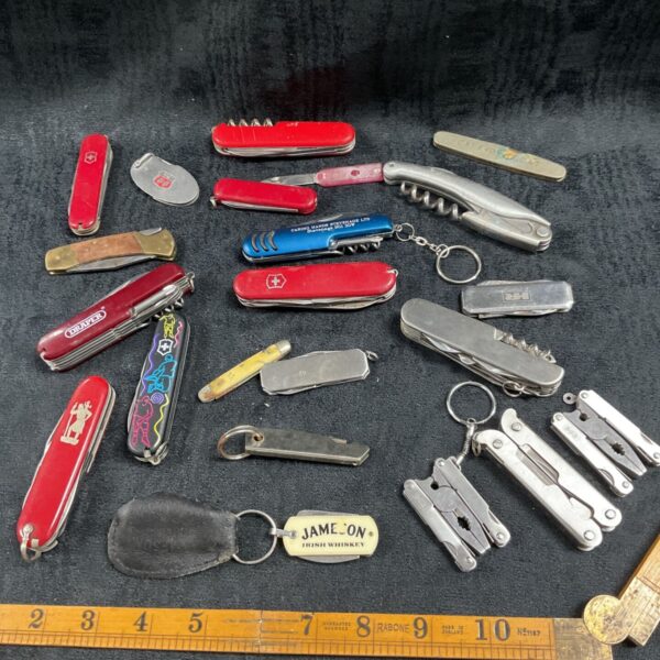 Tray of assorted vintage pocket knives and multi tools.