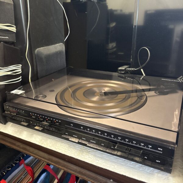 Vintage Bang & Olufsen Beocenter 1800 music centre in good condition.