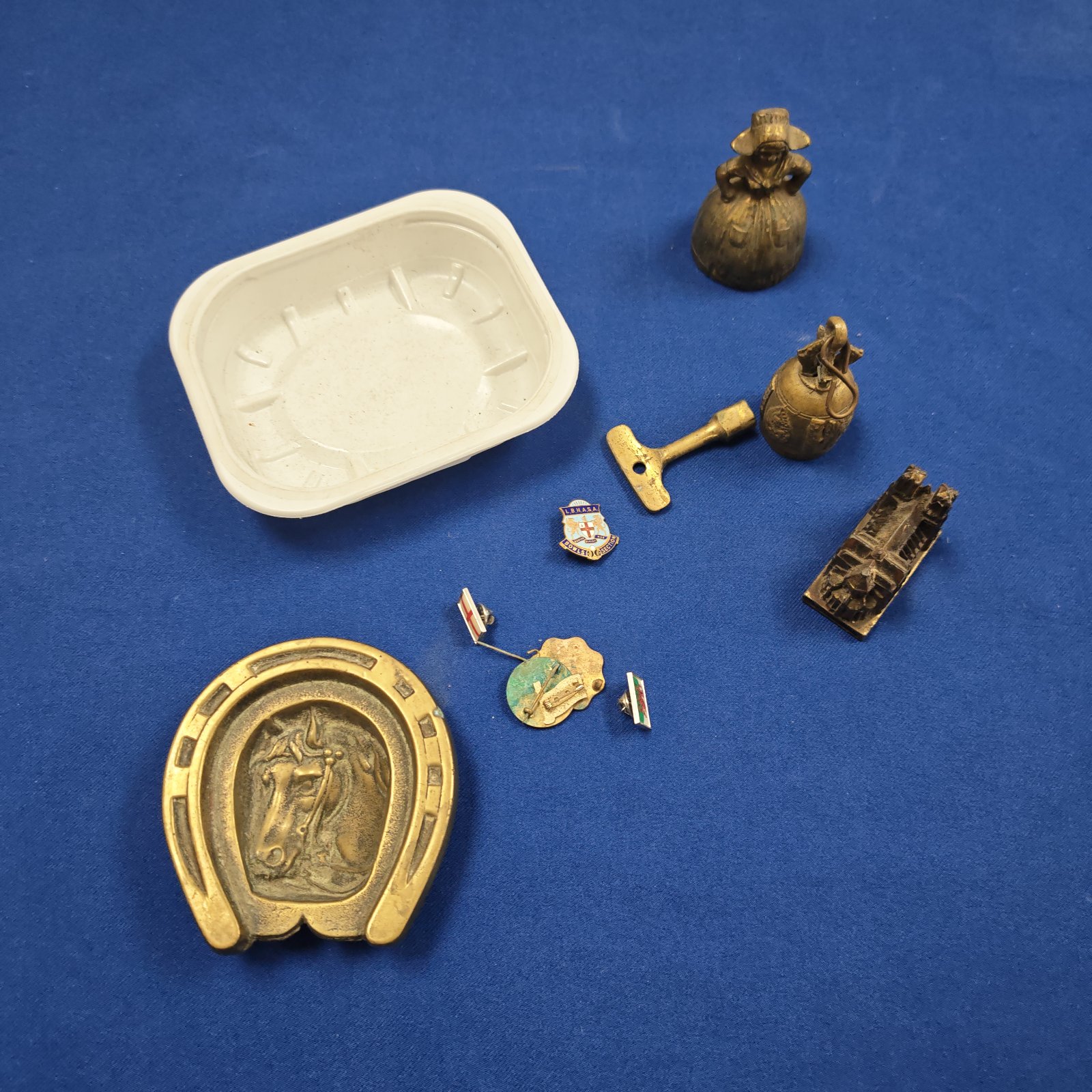 Vintage brass collectibles lot including horse shoe and bells.