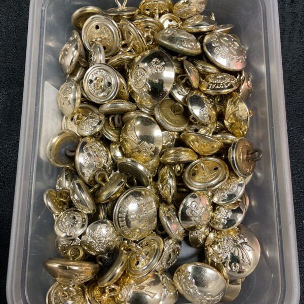 Tray of mixed British Army regimental staybright buttons for collectors.