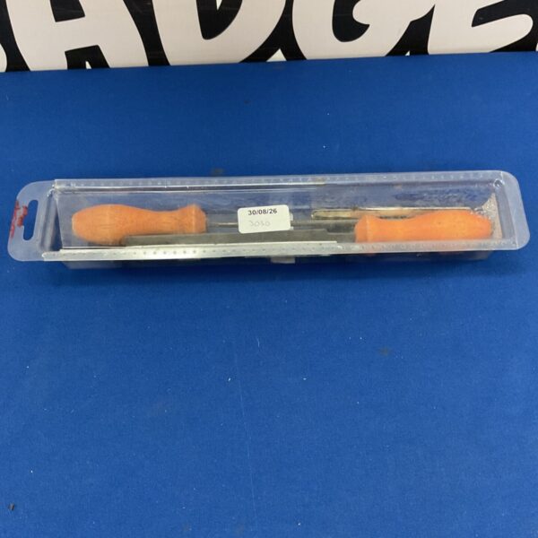 Chainsaw file and depth gauge set for sharpening chainsaw chains.