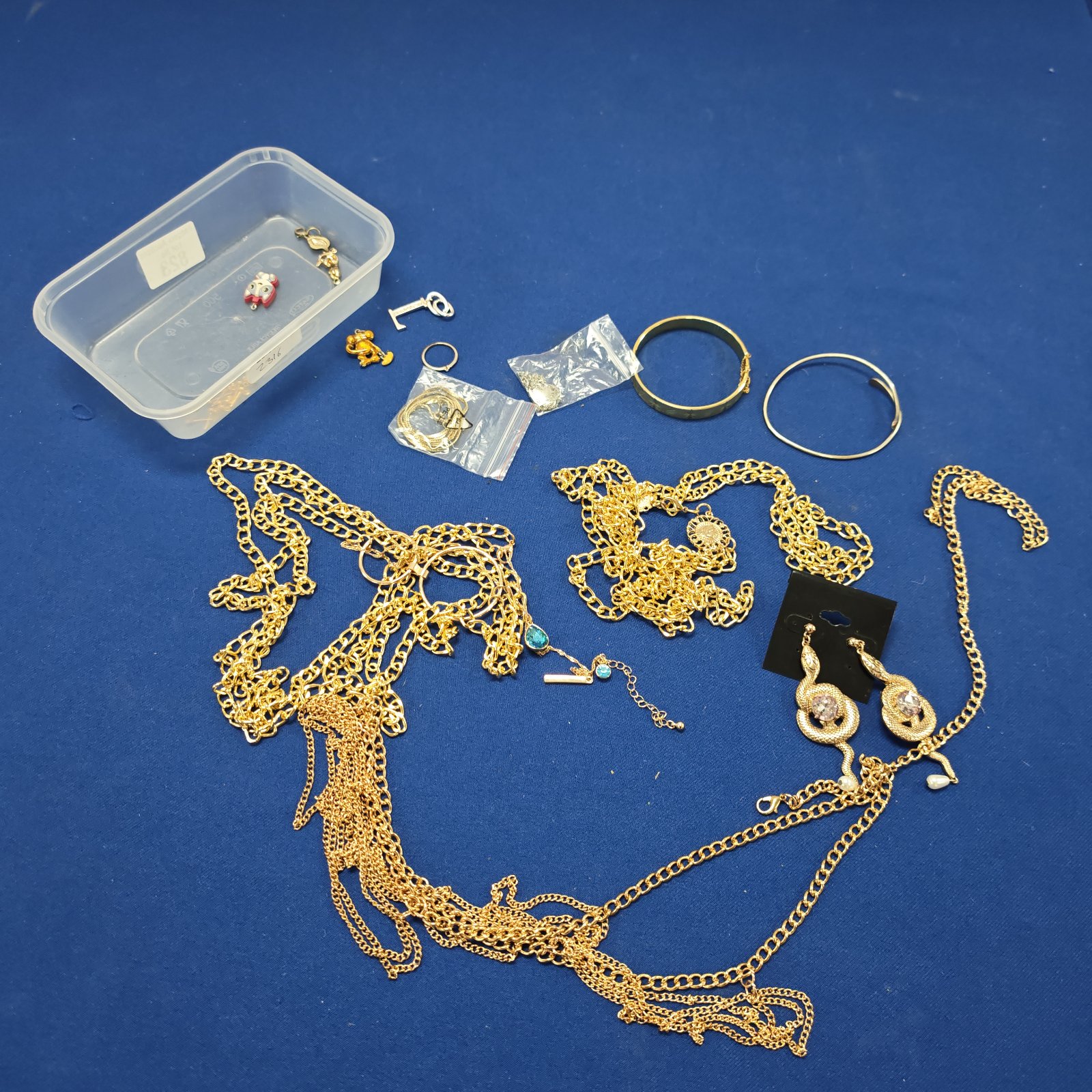 Mixed lot of costume jewellery including necklaces and bracelets.