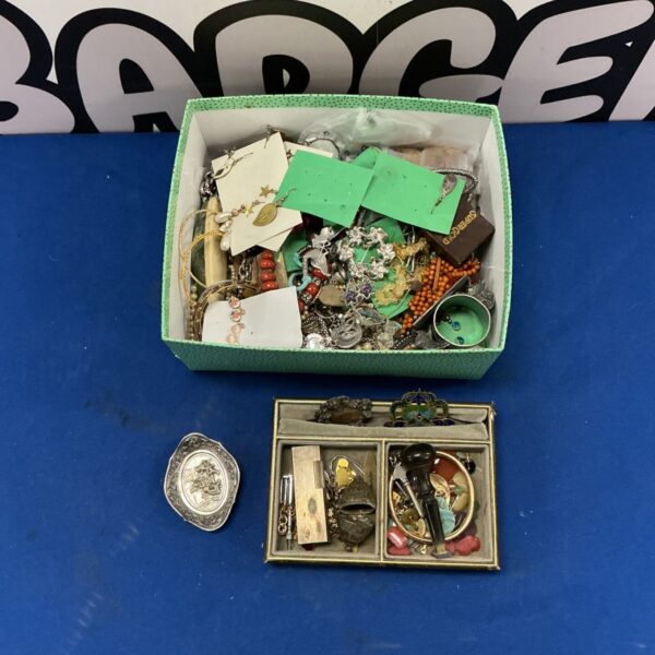 Mixed lot of vintage costume jewellery and curios on display.