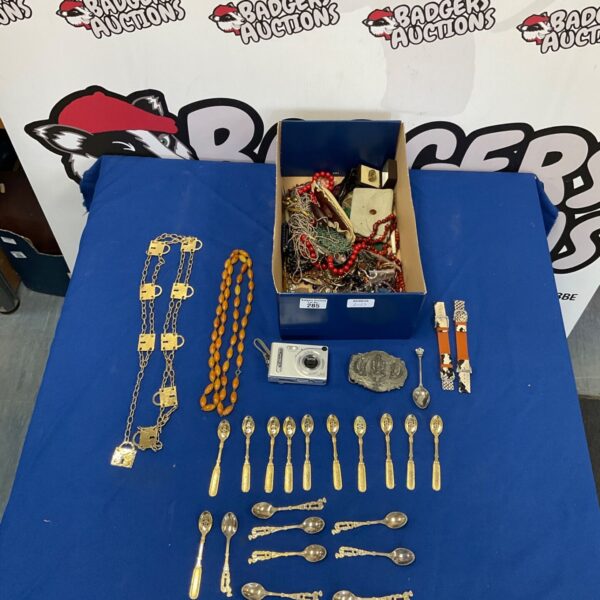 Mixed lot of vintage costume jewellery and silver plated tea spoons.