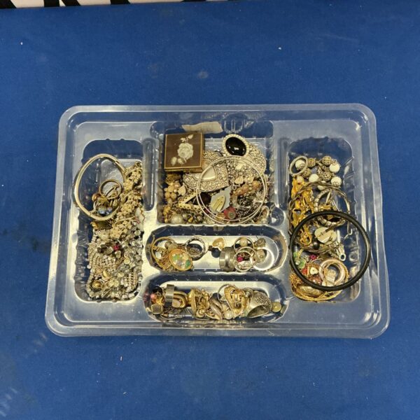 Tray of vintage costume jewellery including brooches and earrings.