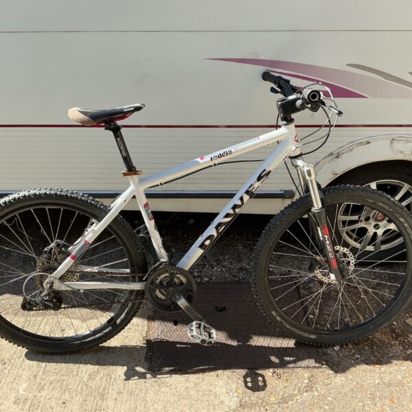 Dawes Reddie mountain bike with aluminium frame and front suspension.