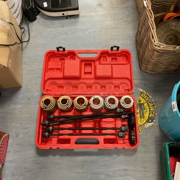 Dayuan 26-piece universal press and pull sleeve kit in red case.