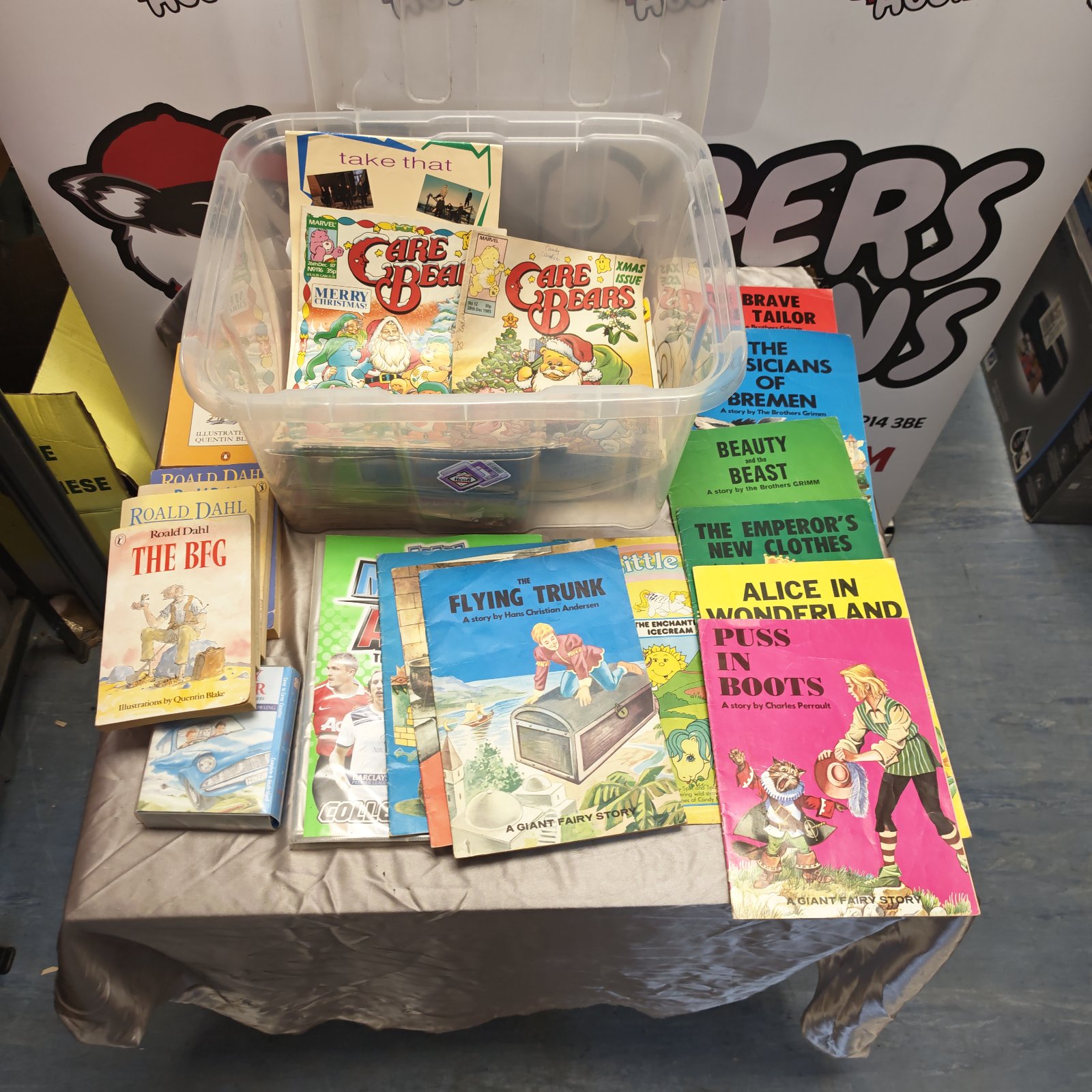 Mixed lot of vintage fairy tale books and comics, including Roald Dahl.