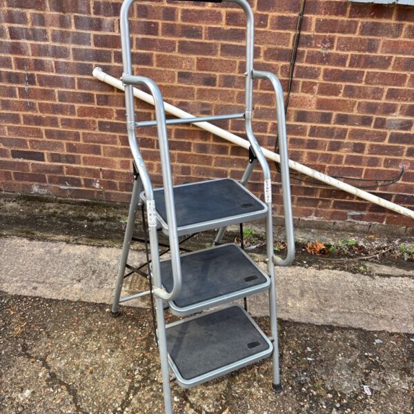 Aluminium folding safety ladder with three steps, ideal for home use.