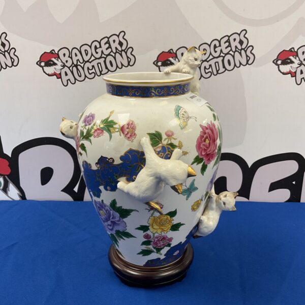 Franklin Mint Imperial Cats Vase by Toshiharu Kitsugawa, detailed porcelain