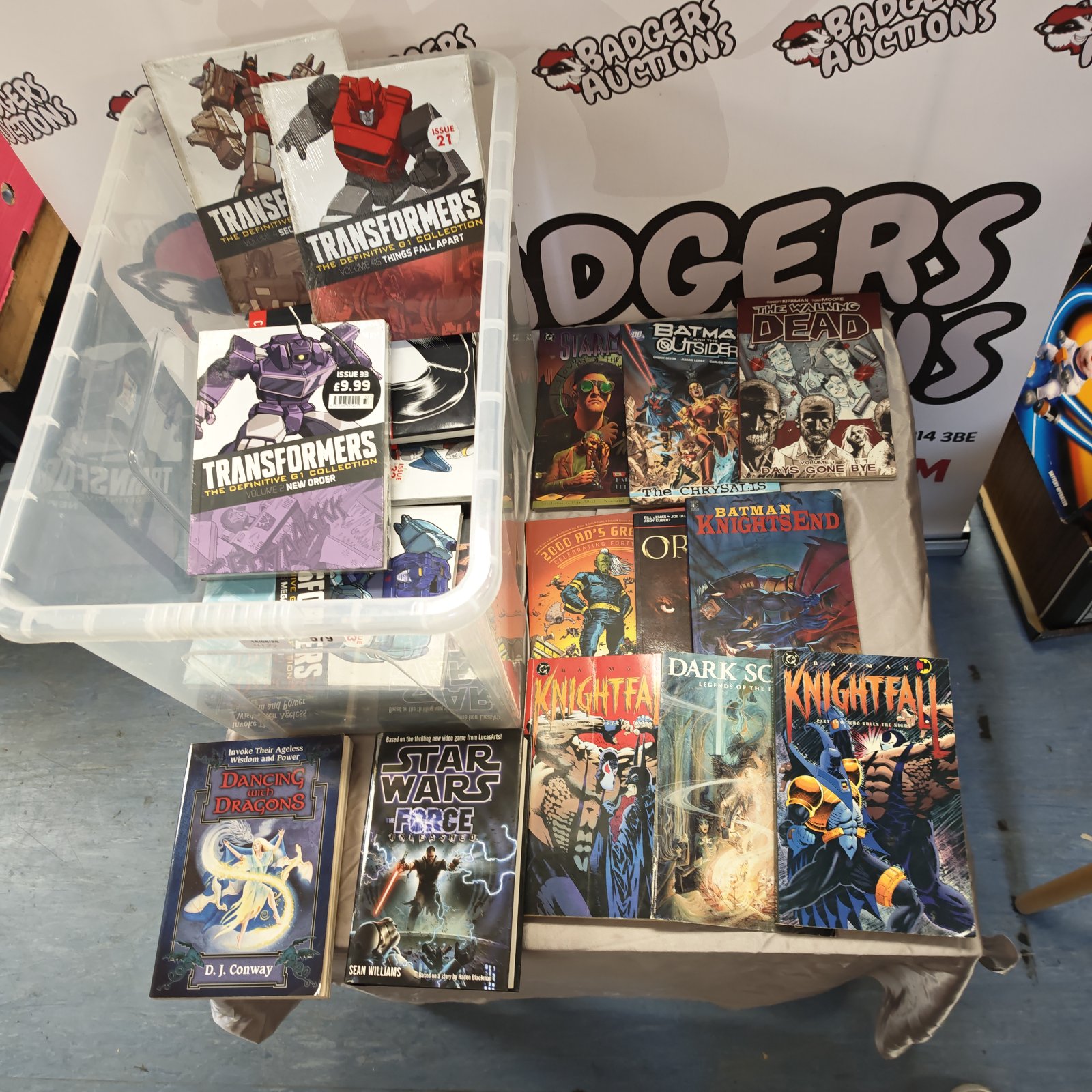 Mixed lot of graphic novels and comics including Transformers and Marvel.