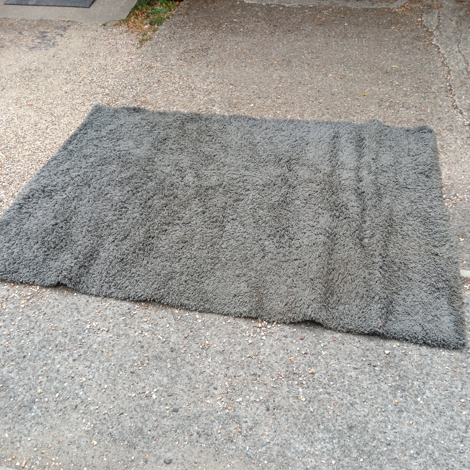 Modern grey shag pile rug for living room comfort.