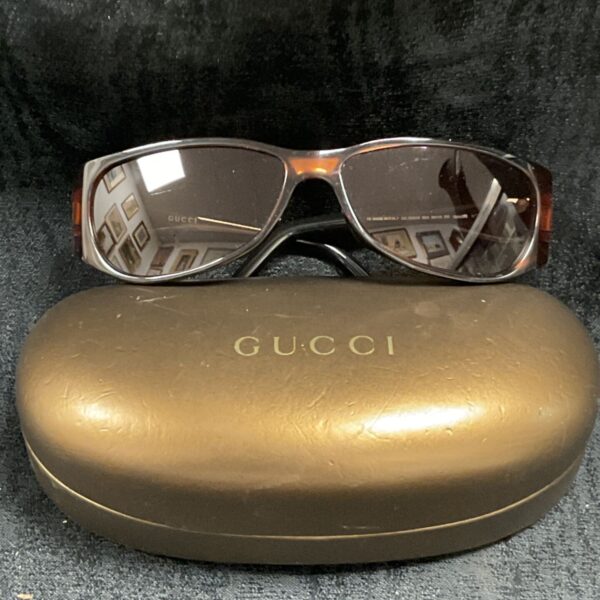 Front view of vintage Gucci GG 2525/S sunglasses with case.