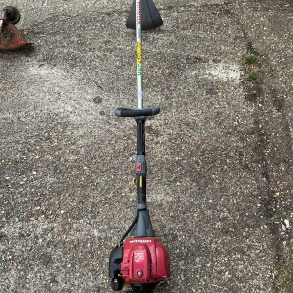Honda UMR425E brushcutter showing the engine and shaft.